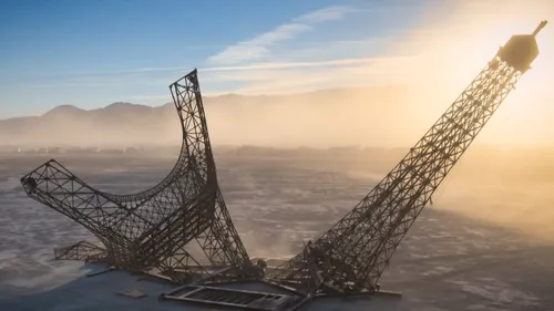 La Tour Eiffel s’écrase dans le désert du Burning Man