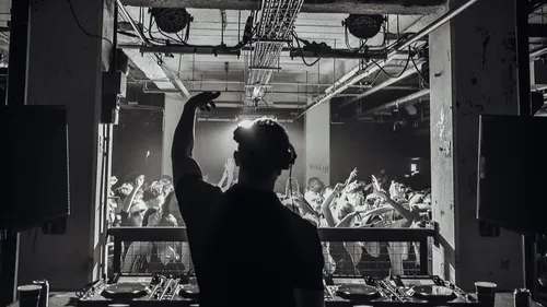 Le gouvernement anglais veut-il la mort des clubs ?