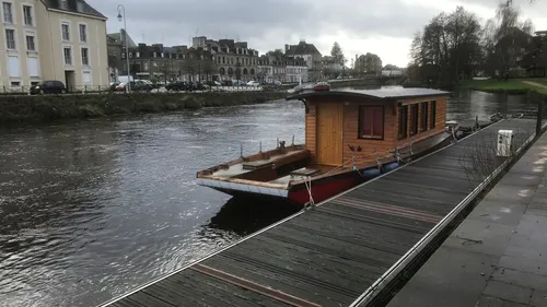 La toue cabanée de l'association "la toue de halage et attelage"...