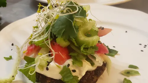 Recettes des fêtes : quenelle de yaourt sur galette à l'oignon