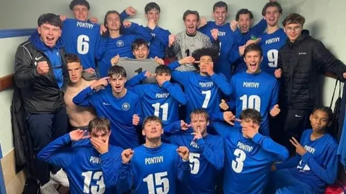 L'équipe de football du lycée Le Gros Chêne participe au...