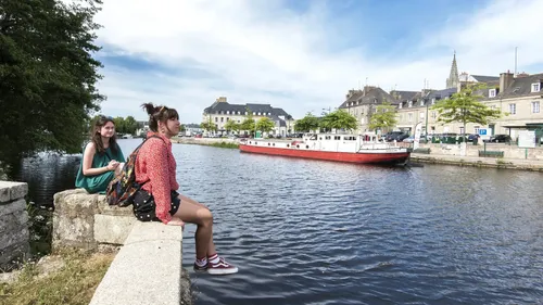 La péniche Duchesse-Anne change de quai à Pontivy (56) lors de travaux