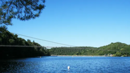 Lac de Guerlédan: une passerelle himalayenne en projet