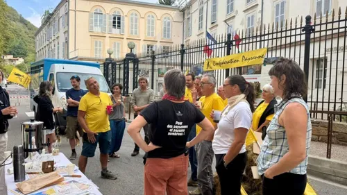 Foix, les agriculteurs déposent symboliquement le bilan