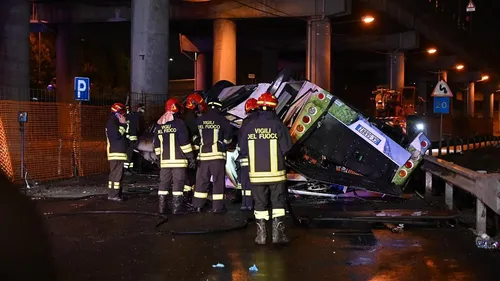 Un bus s’écrase du haut d’un pont à Venise et prend feu, 21 morts
