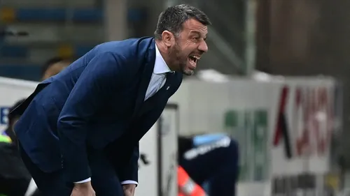 Un entraineur de foot italien limogé après un coup de boule à un...