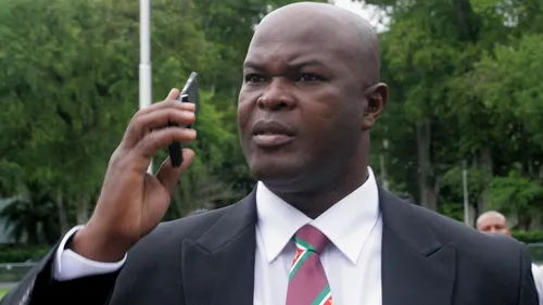Surinam : le vice-président devient le joueur le plus âgé à...