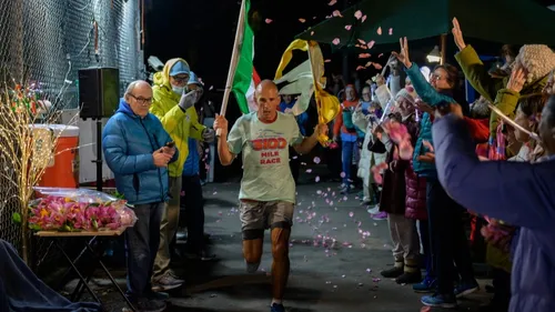 Il court autour du même pâté de maisons pendant 42 jours