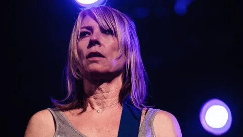 Kim Gordon sort son nouvel album « PLAY ME », un projet étonnant,...