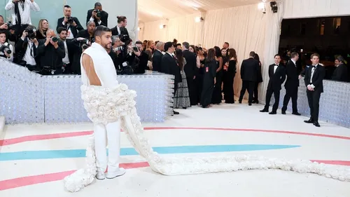 Bad Bunny en costume dos-nu avec sa chérie au Met Gala !