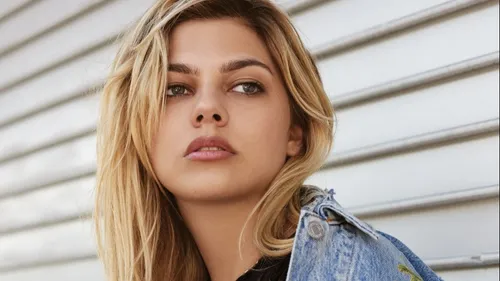 Louane dévoile « Pardonne-moi », un single inédit