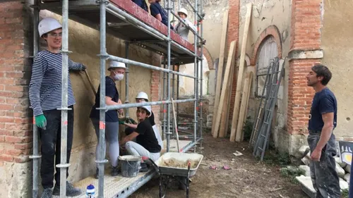 Sarthe : et si vous deveniez bénévole pour restaurer des bâtiments...