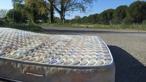 En Italie, une femme de ménage jette un matelas avec 50 000 euros !