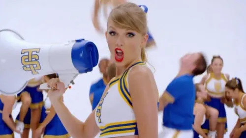 Grâce à un t-shirt, Taylor Swift récolte deux millions de dollars...