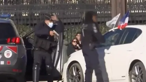 Paris : un policier pointe son arme sur un automobiliste place de...