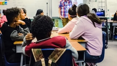 Yvelines : une prof "exfiltrée" de son collège après avoir montré...