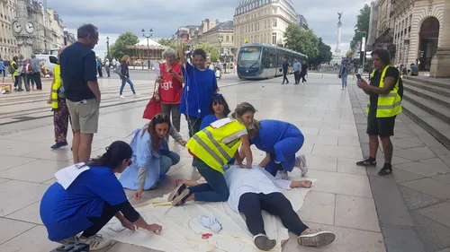 Bordeaux : les soignants manifestent devant le Grand Théâtre 