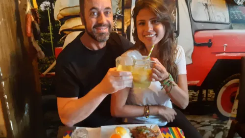 Ludo mange colombien avec «  la voix » de Latina