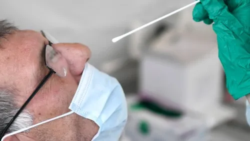 Covid : le variant Omicron détecté pour la première fois en...