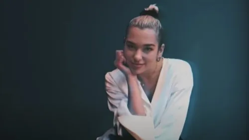Quand Dua Lipa interprète « Break my heart » en live depuis son...