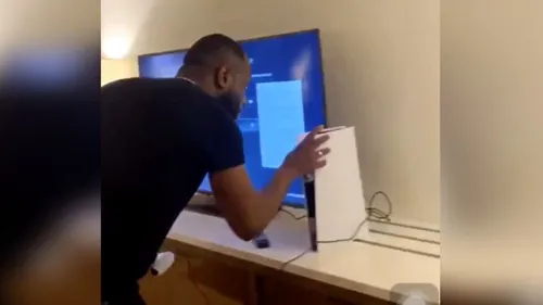 Gims pète un plomb devant sa PlayStation 5 (vidéo)