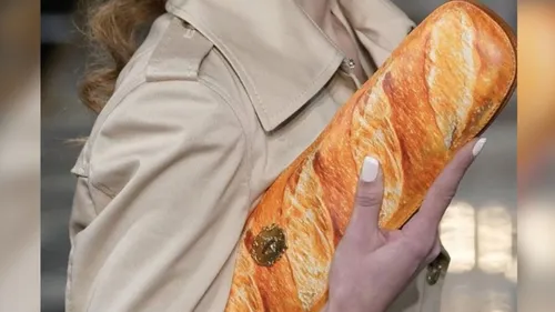 Un sac « baguette de pain » vendu presque 800 euros affole la toile...