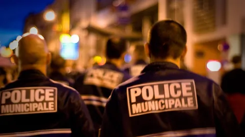 Paris : une voiture percute une terrasse de bar ; un mort et...