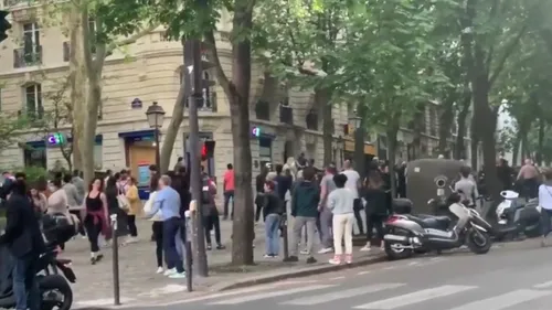 Tout un quartier parisien se déconfine pour danser dans la rue (vidéo)