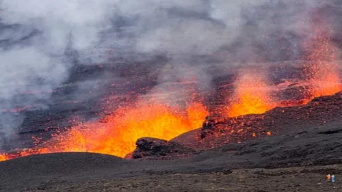 Le nuage de fumée après l’éruption d’un volcan aux iles Canaries...