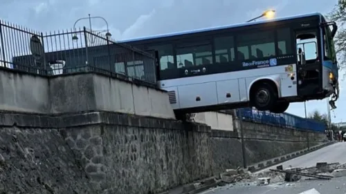 Un bus sort de la route près de la gare de Meaux