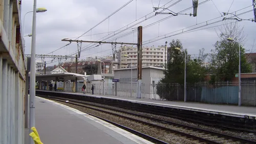 Un homme malvoyant survit à une chute sur les voies du RER B à Antony