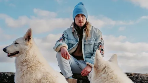 Julien Doré donne le nom de ses chiens à des croquettes : les...