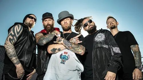 20 ans de Five Finger Death Punch : une grosse compile serait en...