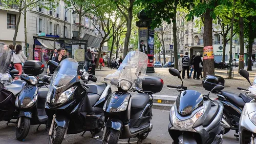Stationnement à Paris : les deux-roues motorisés passent à la caisse 