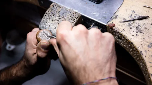 Sarthe : ce bijoutier a créé un collier pour la série Lupin !