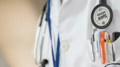 « Je finance tes études, tu soigneras mes habitants » : le pari fou...