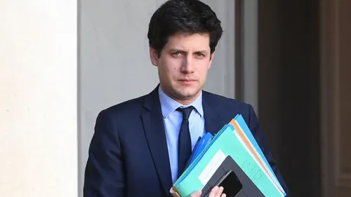 Le ministre de l’agriculture Julien Denormandie dans le Loiret ce...