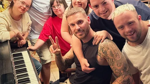 Matt Pokora embarque six jeunes adultes porteurs de trisomie 21...