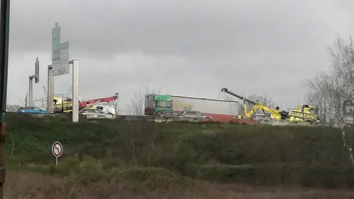 Un poids-lourd traverse le terre-plein : la francilienne coupée à...