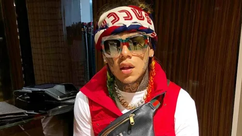 6ix9ine hospitalisé en urgence après avoir été tabassé par un...