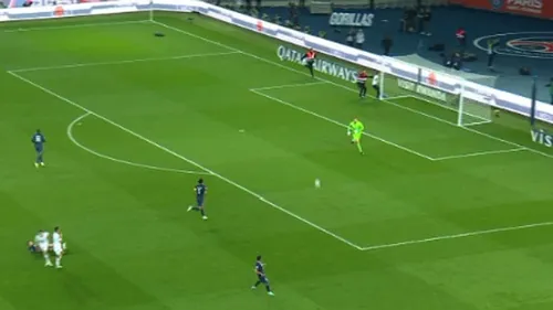 Un militant écologiste tente de se menotter à un but pendant le...