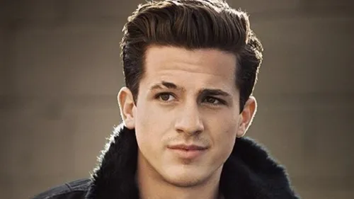 Tiny Desk invite Charlie Puth pour une live session solaire