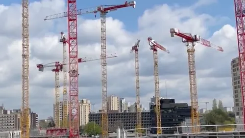 Des grues qui dansent : l’étrange ballet sur un chantier à Bobigny...