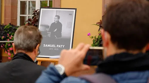 Hommage à Samuel Paty : une enseignante traitée de « raciste » en...