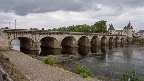 Châtellerault : le pont Henri IV fermé aux voitures pour travaux 