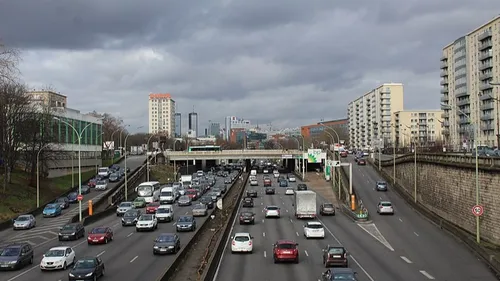 Des forains forcent un barrage de police sur le périphérique parisien