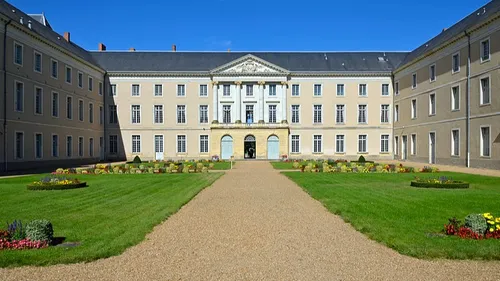 La Flèche : quinze élèves du lycée militaire du Prytanée en garde à...