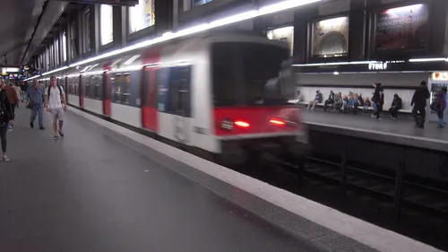 Comment les Franciliens passent-ils le temps dans les transports ?