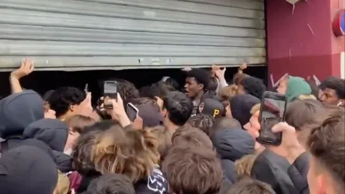 À Paris, le drop commercial pour des baskets Nike dégénère (vidéo)