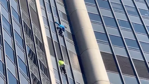Ils escaladent la tour Montparnasse à mains nues en soutien à...